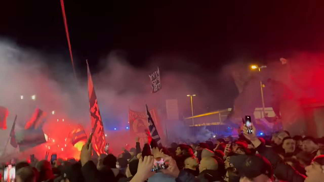 Napoli, notte di delirio a Capodichino: 10.000 tifosi accolgono la squadra. La reazione di Conte