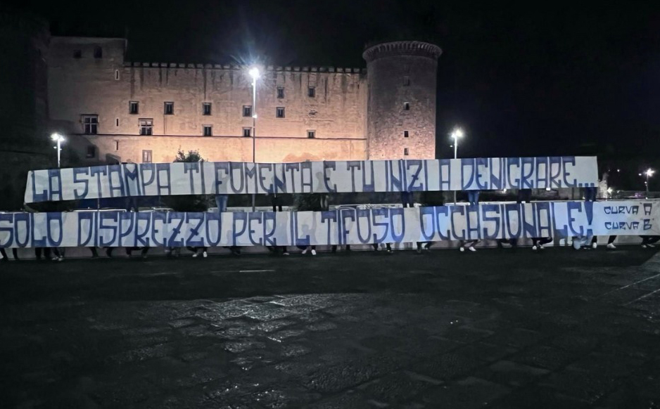 Napoli, la protesta degli ultras contro le critiche al tifo “occasionale”