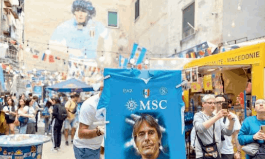 Largo Maradona, cuore pulsante della notte scudetto: tra maxischermo, statue e documentari, Napoli si prepara alla festa
