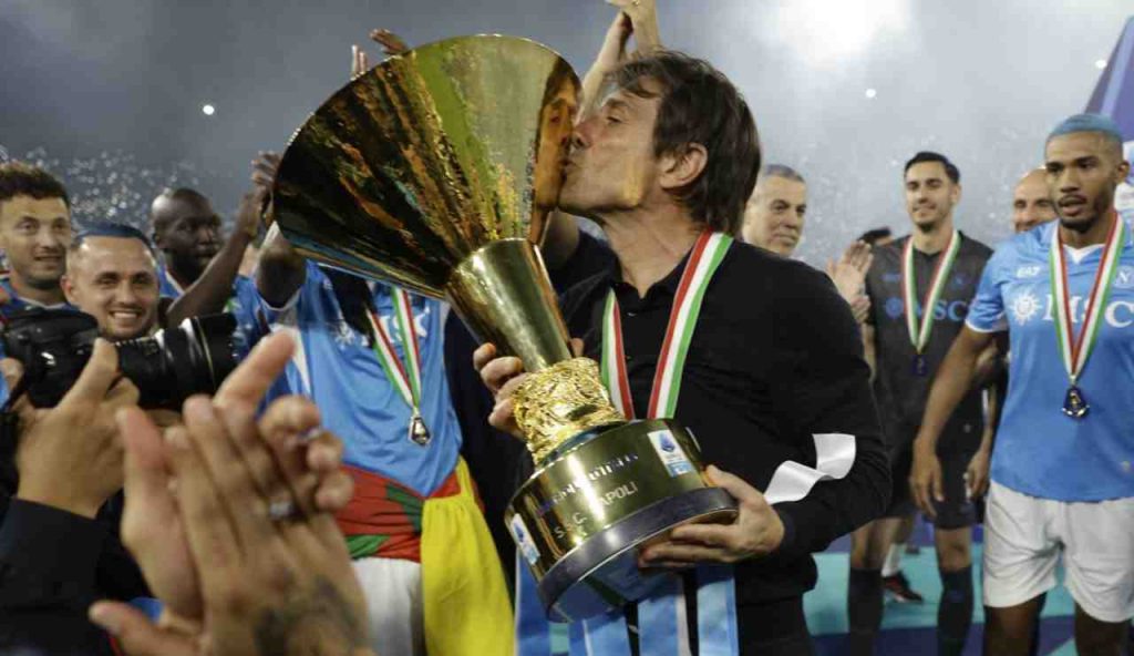 Il Mattino: “Conte torna e sceglie il silenzio: niente ritiro, nuovi piani tattici e una settimana di verità”