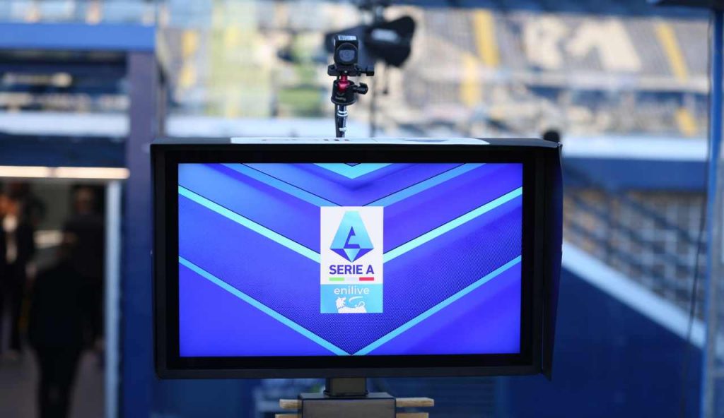 “Allontanati dal calcio”: pandemonio arbitri in Serie A | Revocata la tessera federale
