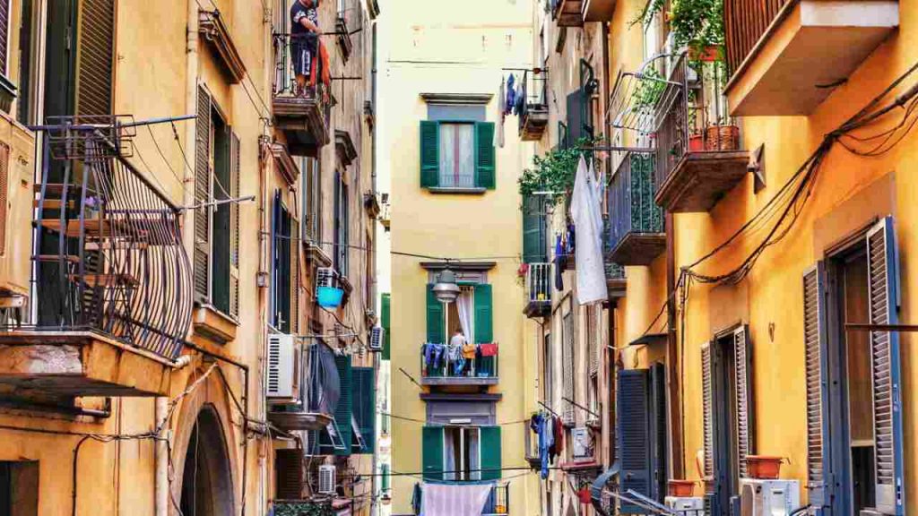 Case dei napoletani infestate: c’è uno spirito che le possiede | Ecco cosa fare per tenerlo ‘buono’