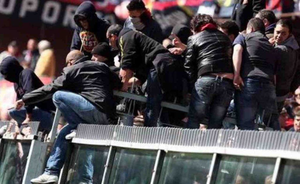 “Presi a schiaffi nello spogliatoio”: scandalo nel calcio italiano | I tifosi hanno fatto irruzione