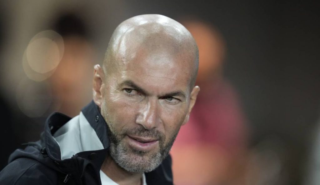 Voilà Zinedine Zidane: come un lampo firma il contratto, sarà il nuovo tecnico | Annunciato in grande stile