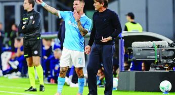 Il lunedì del Napoli fra presagi, ironia e attese: lo sguardo popolare di Carratelli