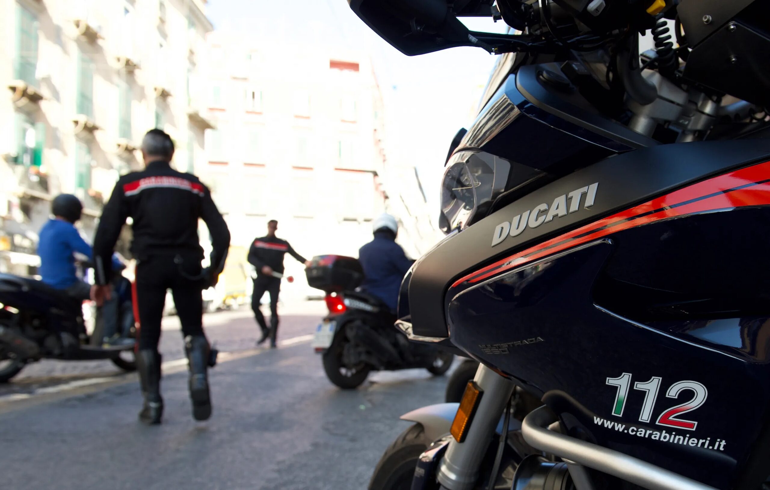 offre 50 euro ai carabinieri dopo essere sfuggito a un controllo arresto a torre del greco da Napolipiu.com offre 50 euro ai carabinieri dopo essere sfuggito a un controllo arresto a torre del greco