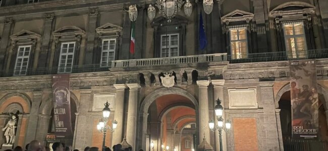 palazzo-reale-napoli-sera.jpg