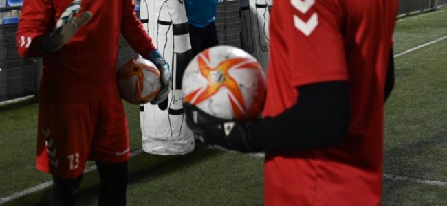recurso-de-los-guantes-de-varios-porteros-sujetando-un-balon-en-un-entrenamiento-besoccer.jpg