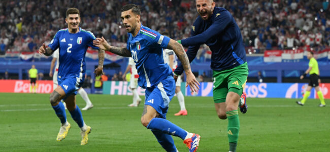 Mattia-Zaccagni-Italy-Craotia-celebrate-Guglielmo-Vicario.jpg