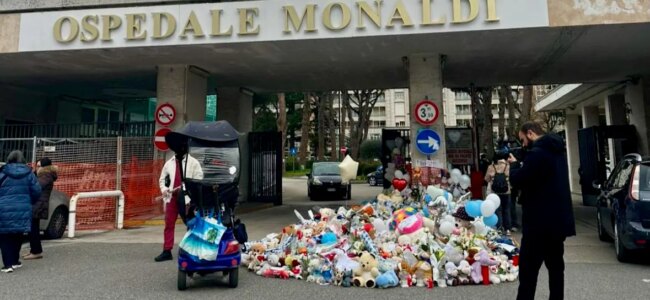 Una-montagna-di-peluches-per-il-piccolo-Domenico-allesterno-del-Monaldi-1.jpeg