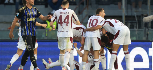 Che-Adams-Torino-celebrate-goal.jpg