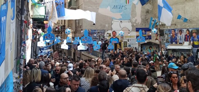 turisti-napoli-maradona.jpeg