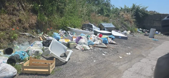 Discarica-a-cielo-aperto-a-Viale-Campanariello-3.jpeg
