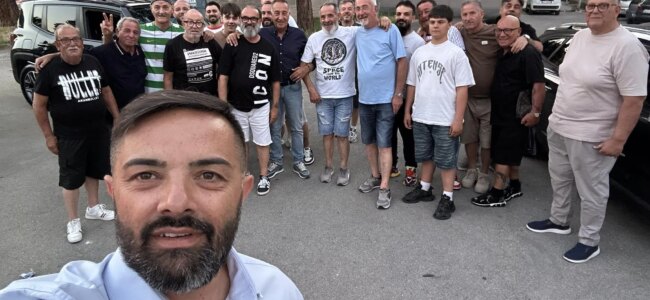Il-selfie-di-Carmine-Perrella-con-i-suoi-sostenitori-e1779978273249.jpg