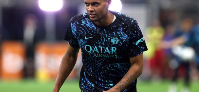 Manuel-Akanji-warm-up.jpg