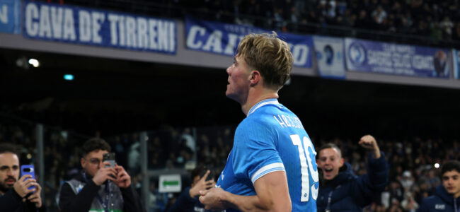 Rasmus-Hojlund-Napoli-fans.jpg