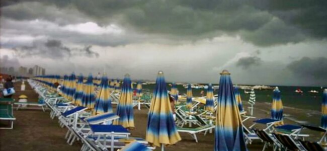 pioggia-maltempo-mare-spiaggia.jpg