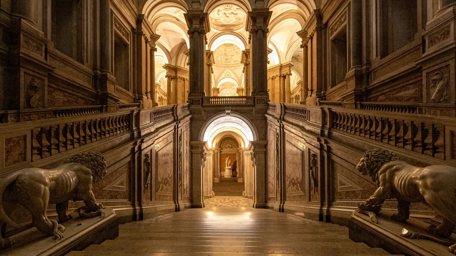la reggia di caserta apre di sera ingresso a solo 1 euro per visitatori notturni da Napolipiu.com la reggia di caserta apre di sera ingresso a solo 1 euro per visitatori notturni
