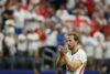 Kane celebra il coro “Wonderwall” durante i festeggiamenti dell’Inghilterra ai Mondiali.