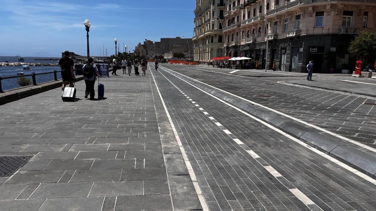 il degrado del lungomare di napoli un viaggio in bianco e nero da Napolipiu.com il degrado del lungomare di napoli un viaggio in bianco e nero