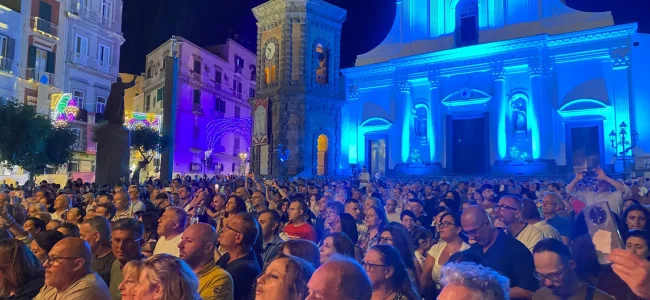 Il-pubblico-a-piazza-Santa-Croce.jpeg