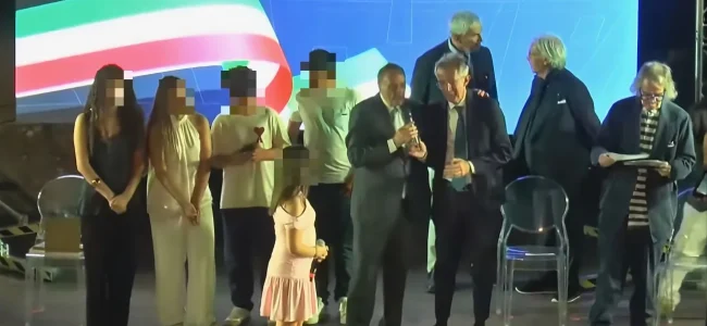 Mastella-scherza-con-Manfredi-alla-festa-per-i-50-anni-in-politica.jpg