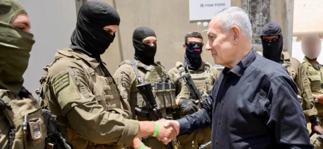 Natanyahu-con-alcuni-soldati-dellIDF.jpeg