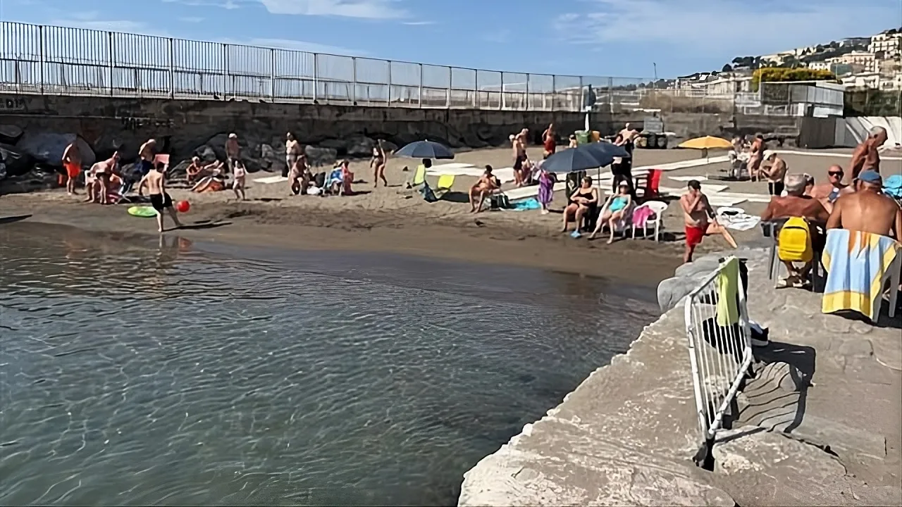 nuova spiaggia gratuita a mergellina bagni docce e pulizia per tutti a napoli da Napolipiu.com nuova spiaggia gratuita a mergellina bagni docce e pulizia per tutti a napoli
