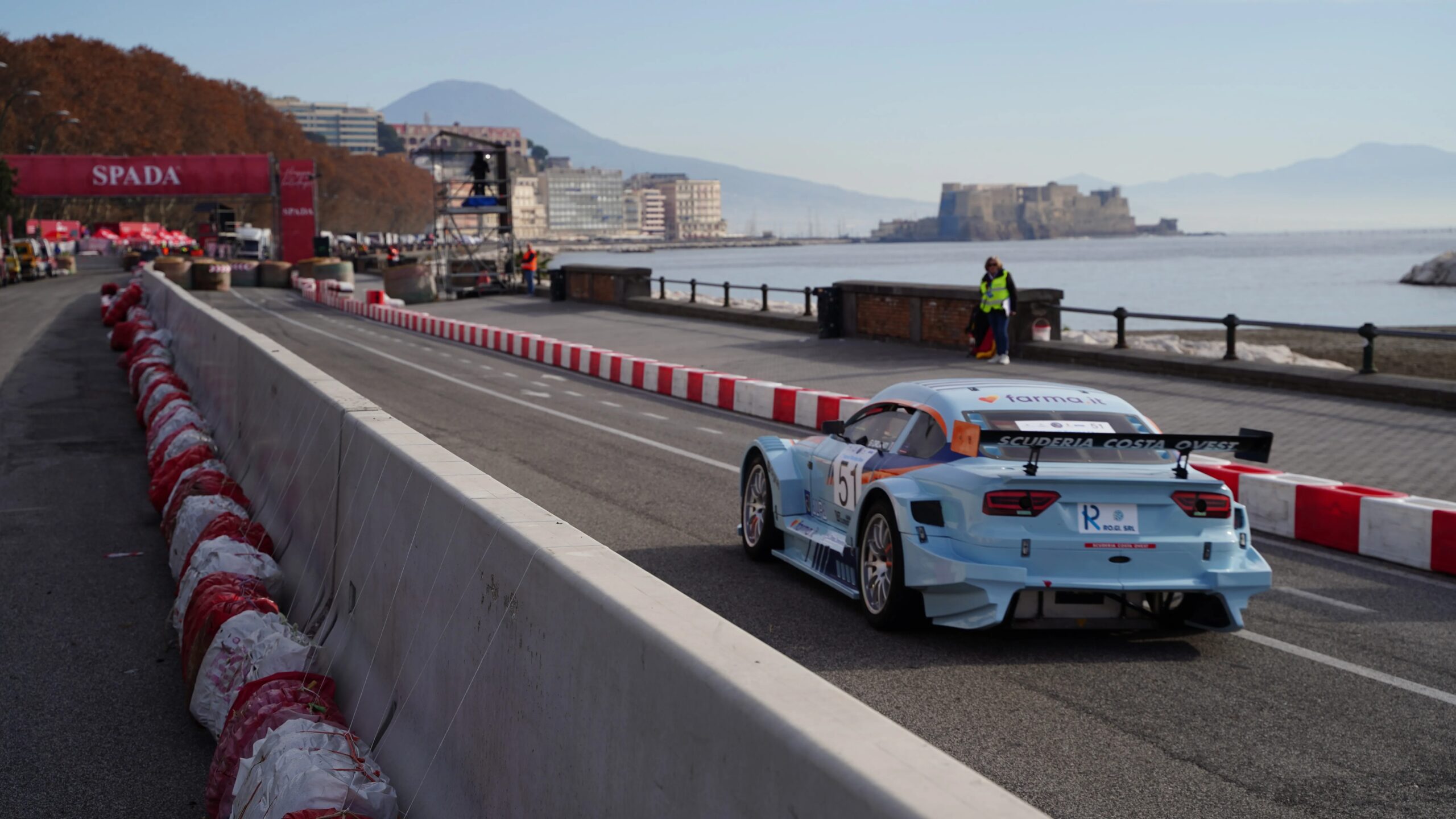 il lungomare di napoli si trasforma nel palcoscenico del racing show pi249 emozionante da Napolipiu.com il lungomare di napoli si trasforma nel palcoscenico del racing show pi249 emozionante