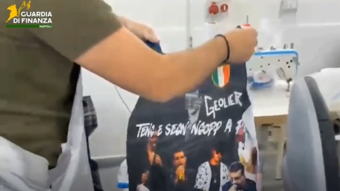 falsi merchandise del napoli e geolier scoperto e chiuso un laboratorio clandestino da Napolipiu.com falsi merchandise del napoli e geolier scoperto e chiuso un laboratorio clandestino