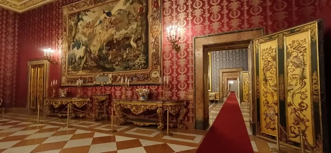 palazzo-reale-napoli.jpg