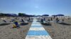 Riapre la spiaggia attrezzata di Napoli: ombrelloni, sedie, docce e servizi gratuiti.