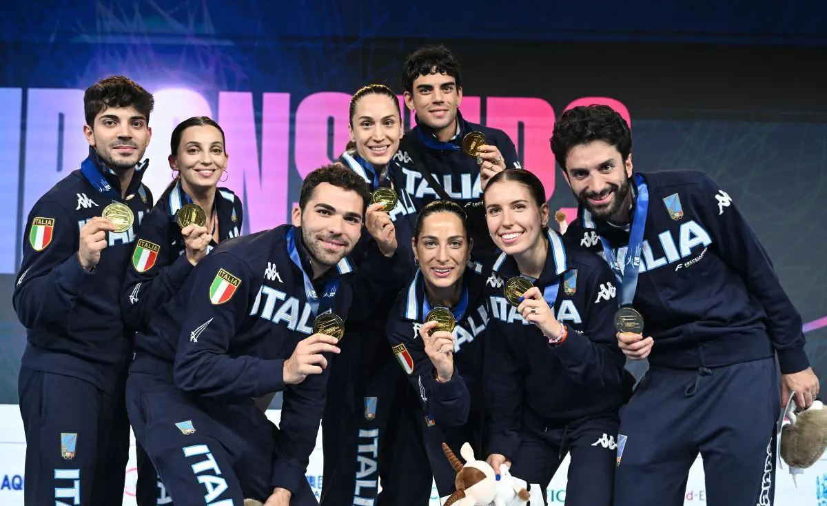 doppio oro da favola fiorettisti e spadiste sul tetto del mondo a hong kong video da Napolipiu.com doppio oro da favola fiorettisti e spadiste sul tetto del mondo a hong kong video