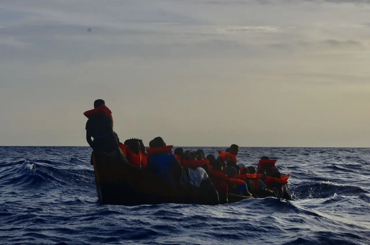 Salvataggio di 43 migranti in difficoltà al largo delle coste libiche.