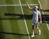 Sinner avanza ai quarti di Wimbledon, supera il giapponese Mochizuki con determinazione.