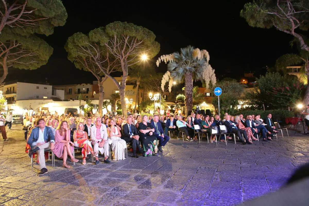 premio ischia la serata finale con star della stampa internazionale e italiana da Napolipiu.com premio ischia la serata finale con star della stampa internazionale e italiana