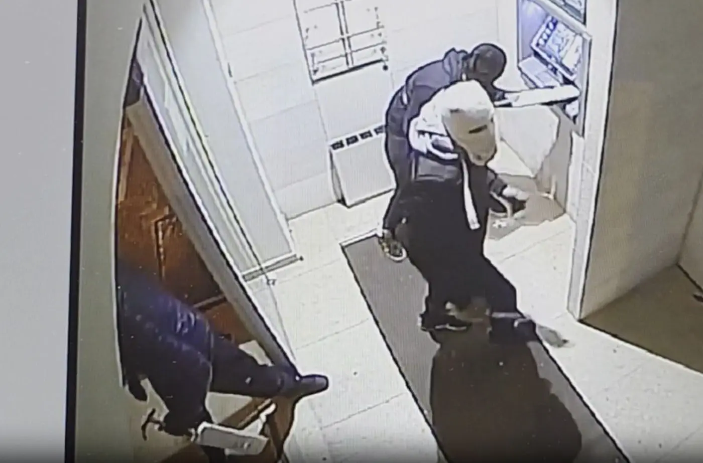 furti e rapine a potenza 11 misure cautelari eseguite ecco i dettagli da Napolipiu.com furti e rapine a potenza 11 misure cautelari eseguite ecco i dettagli