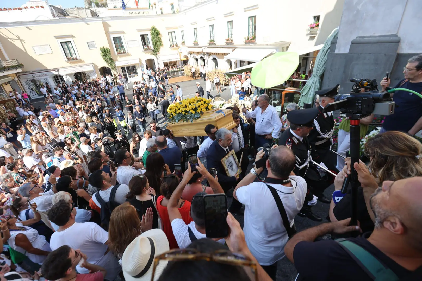 addio a peppino di capri commozione e applausi durante l8217uscita del feretro sull8217isola da Napolipiu.com addio a peppino di capri commozione e applausi durante l8217uscita del feretro sull8217isola
