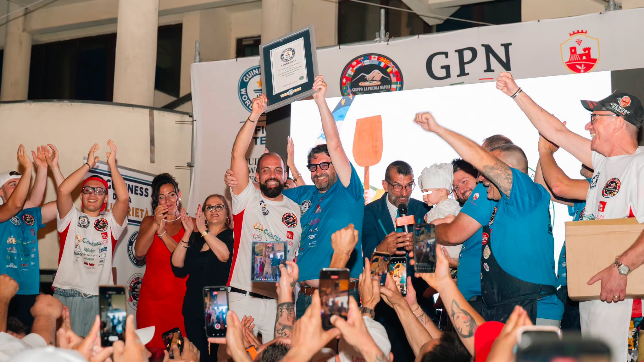 il guinness dei primati oltre 12000 pizze donate ai bisognosi nel napoletano da Napolipiu.com il guinness dei primati oltre 12000 pizze donate ai bisognosi nel napoletano
