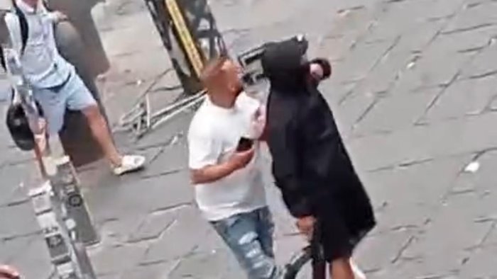 sparatoria a montesanto arrestato calvanese caccia all8217uomo incappucciato in fuga da Napolipiu.com sparatoria a montesanto arrestato calvanese caccia all8217uomo incappucciato in fuga