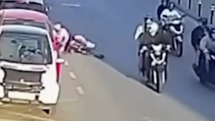 ragazzo di angri spinge ciclista e lo fa cadere intervengono le autorit224 da Napolipiu.com ragazzo di angri spinge ciclista e lo fa cadere intervengono le autorit224