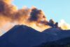 Etna, fontana di lava dal cratere voragine e voli in arrivo dirottati