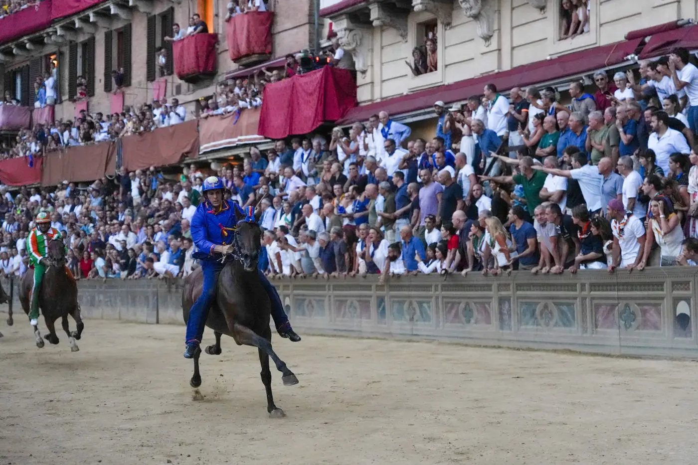 palio di siena dopo 28 anni torna al successo la contrada del nicchio 13176 trionfo di tittia da Napolipiu.com palio di siena dopo 28 anni torna al successo la contrada del nicchio 13176 trionfo di tittia