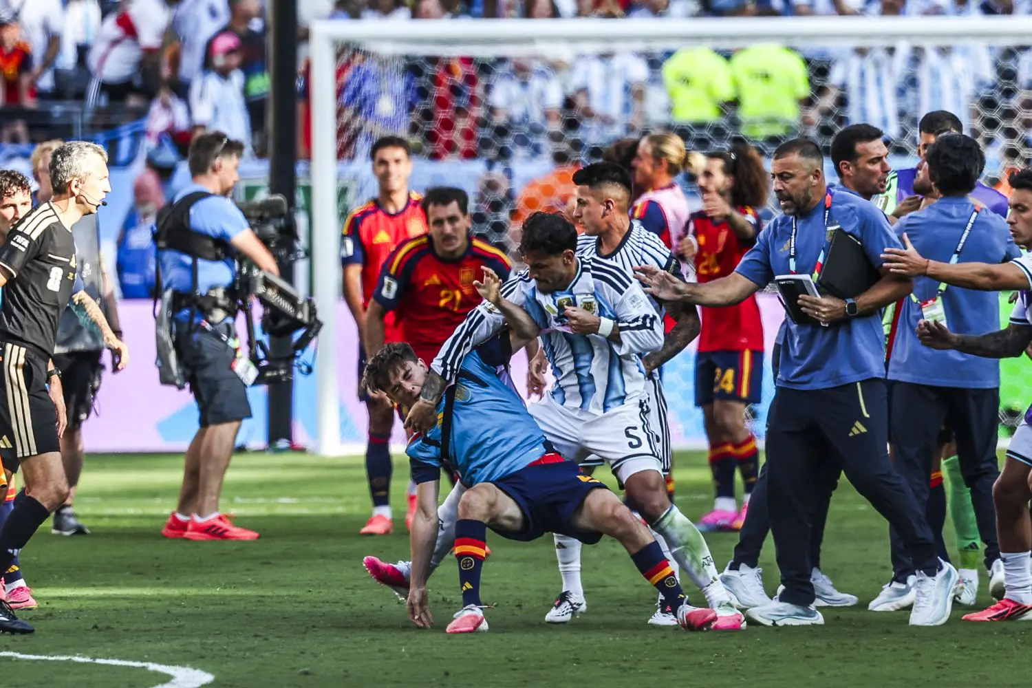 stangata della fifa sull8217argentina dopo la finale dei mondiali 10 turni di squalifica a paredes 7 a molina da Napolipiu.com stangata della fifa sull8217argentina dopo la finale dei mondiali 10 turni di squalifica a paredes 7 a molina
