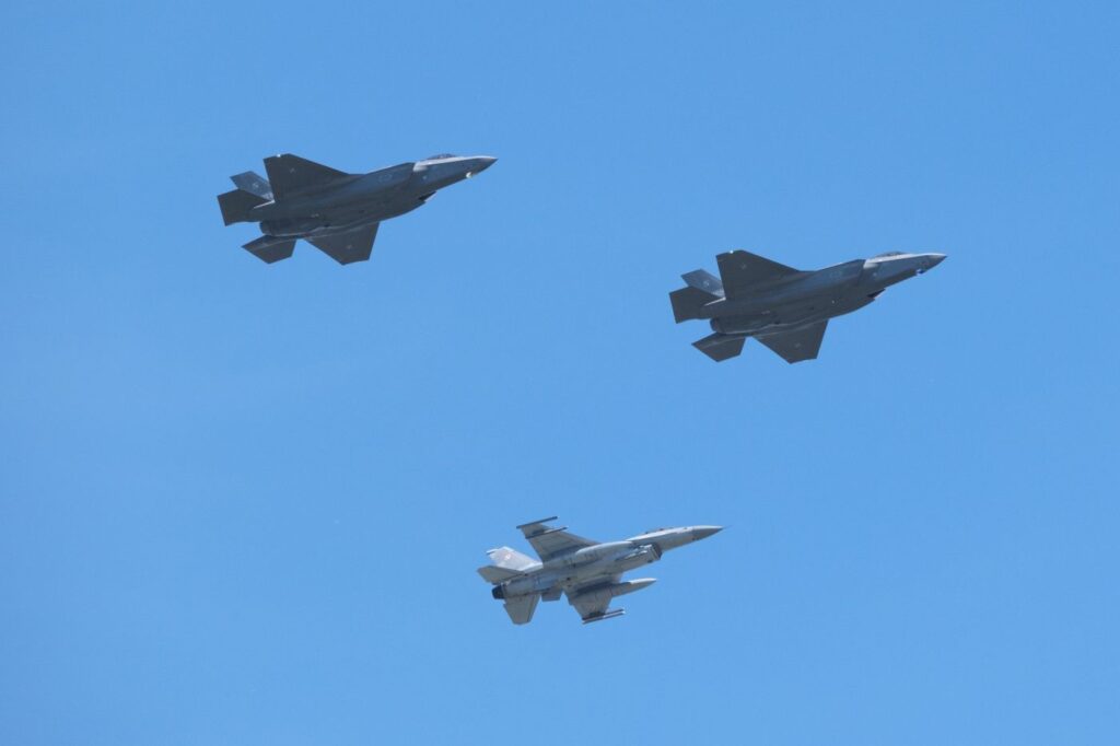 F-16.jpg