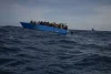 La guardia costiera libica salva 16 migranti al largo della costa di Tajoura