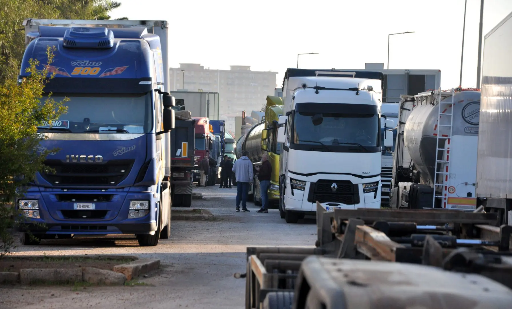 protesta degli autotrasportatori sull8217a1 chiuso il nodo con l8217a30 caserta salerno da Napolipiu.com protesta degli autotrasportatori sull8217a1 chiuso il nodo con l8217a30 caserta salerno